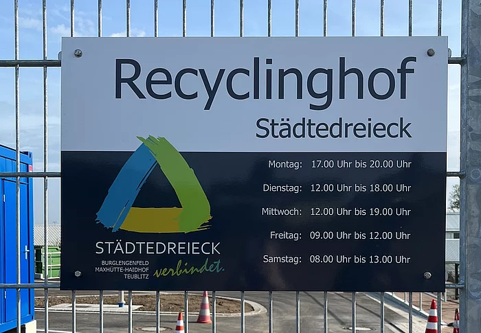 Hinweisschild zu den Öffnungszeiten am Recyclinghof