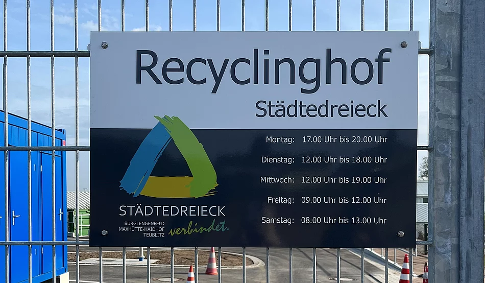 Hinweisschild zu den Öffnungszeiten am Recyclinghof