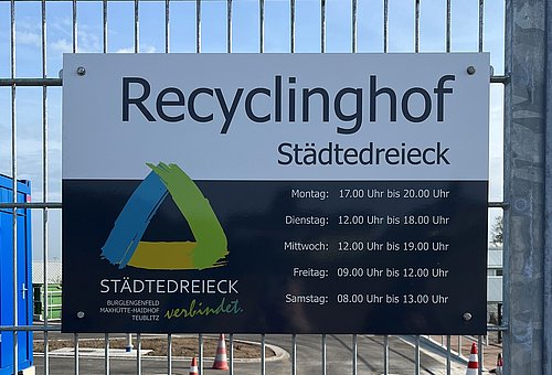Hinweisschild zu den Öffnungszeiten am Recyclinghof
